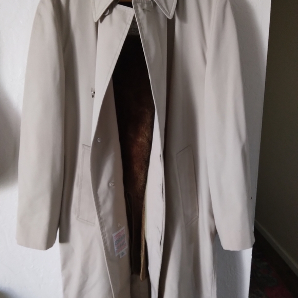Vintage-Like New! London Fog furr lined trench Coat. - Picture 7 of 9